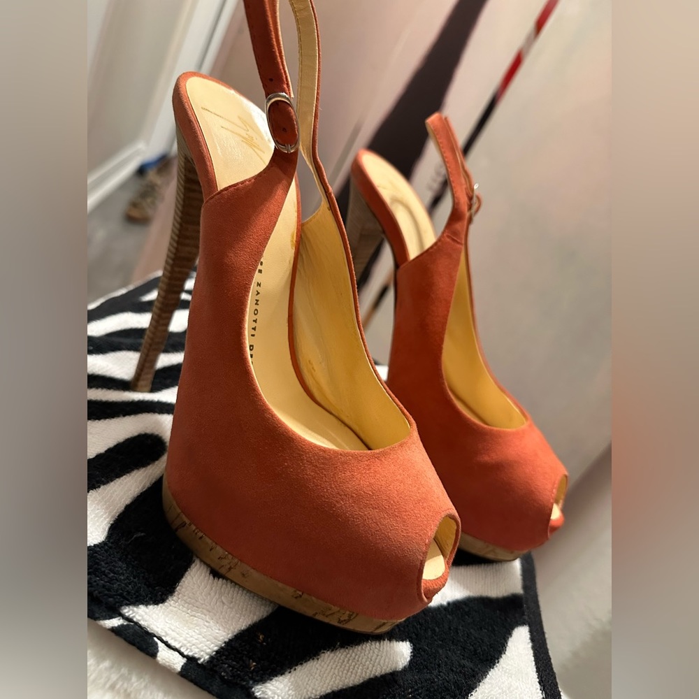 Giuseppe Zanotti Women Peep-Toe Pumps - Suede sz 37 1/2